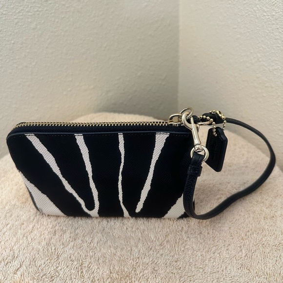 Coach Zebra Black and White Crossgrain Leather Corner Zip Wristlet - Picture 5 of 10